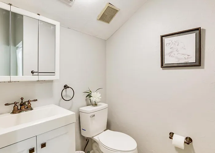 Ferienhaus Updated Townhome: 3 Mi To Downtown!
