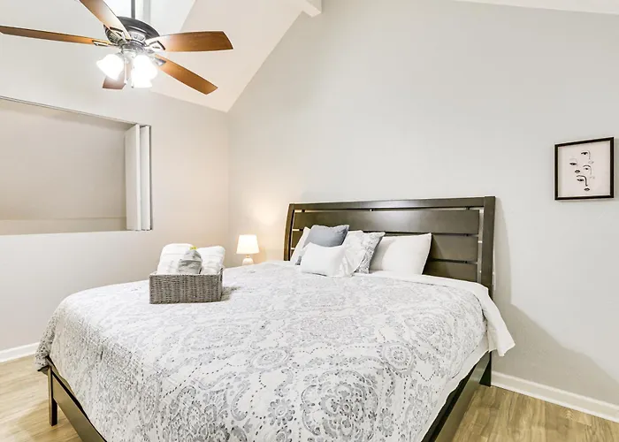 Updated Townhome: 3 Mi To Downtown! Tallahassee