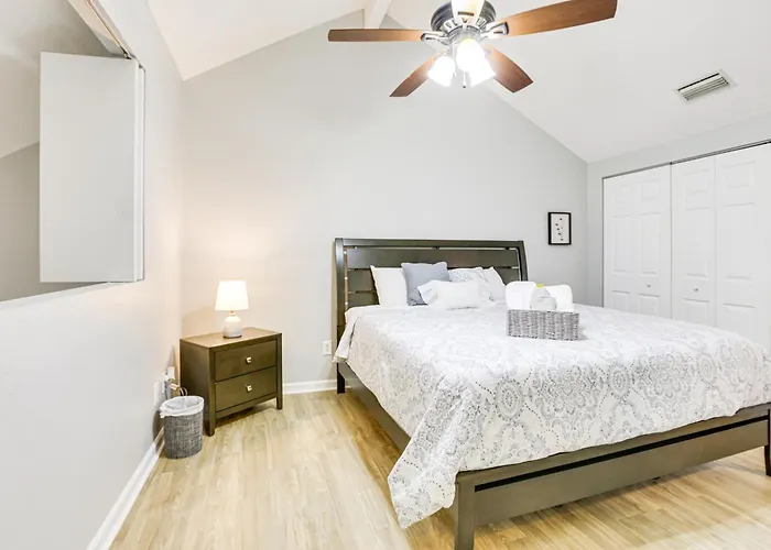 Updated Townhome: 3 Mi To Downtown! Ferienhaus *