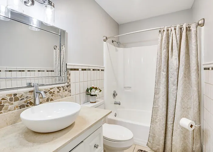 Ferienhaus Updated Townhome: 3 Mi To Downtown!