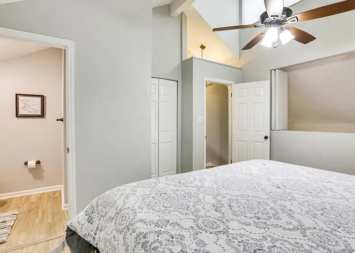 Ferienhaus Updated Townhome: 3 Mi To Downtown!