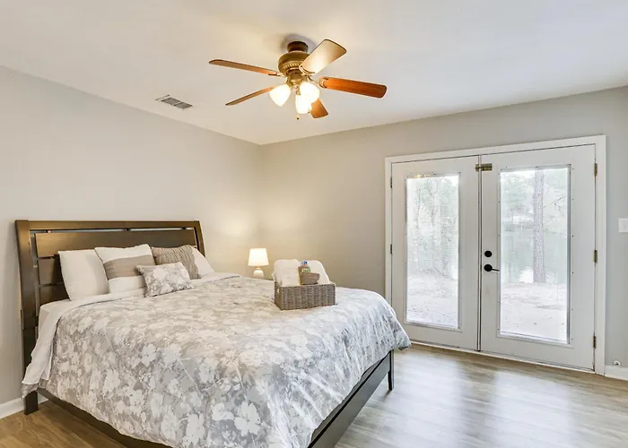 Ferienhaus Updated Townhome: 3 Mi To Downtown!